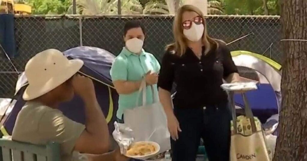 Carlos, junto a su madre repartiendo comida a personas sin techo