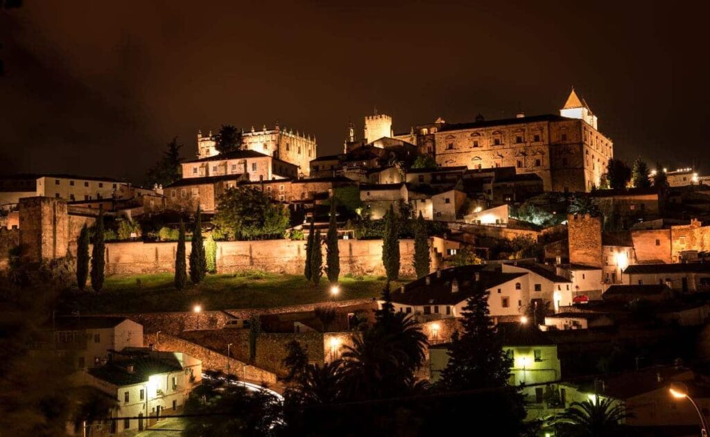 Cáceres de noche, capital de la Alta Extremadura