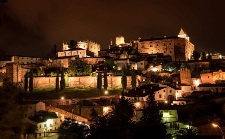 Cáceres de noche, capital de la Alta Extremadura