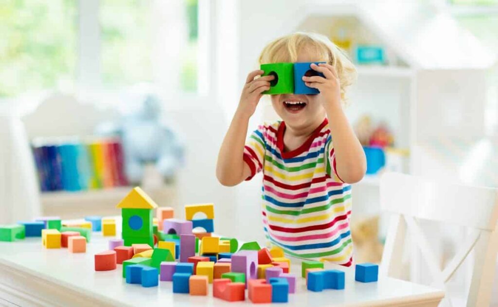 Niño con diversidad funcional jugando