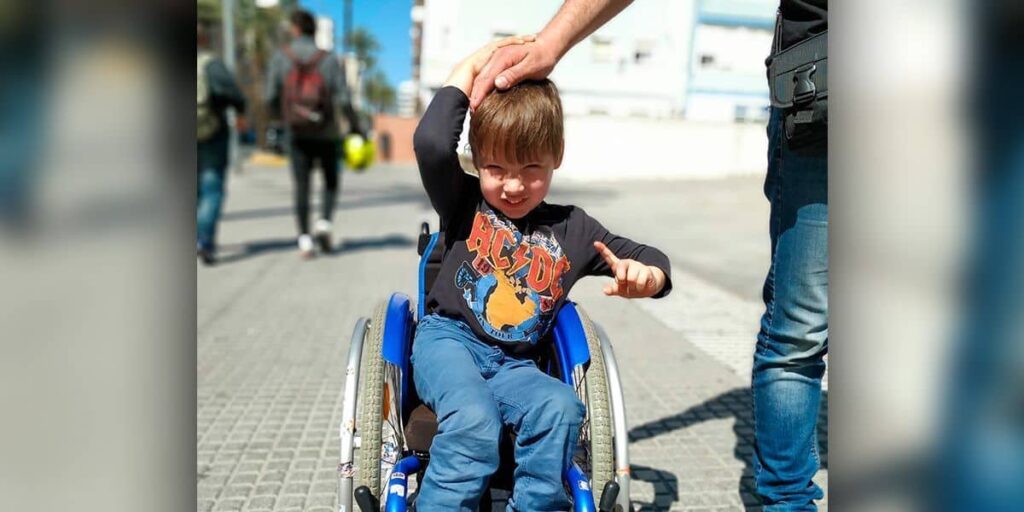 Niño en silla de ruedas