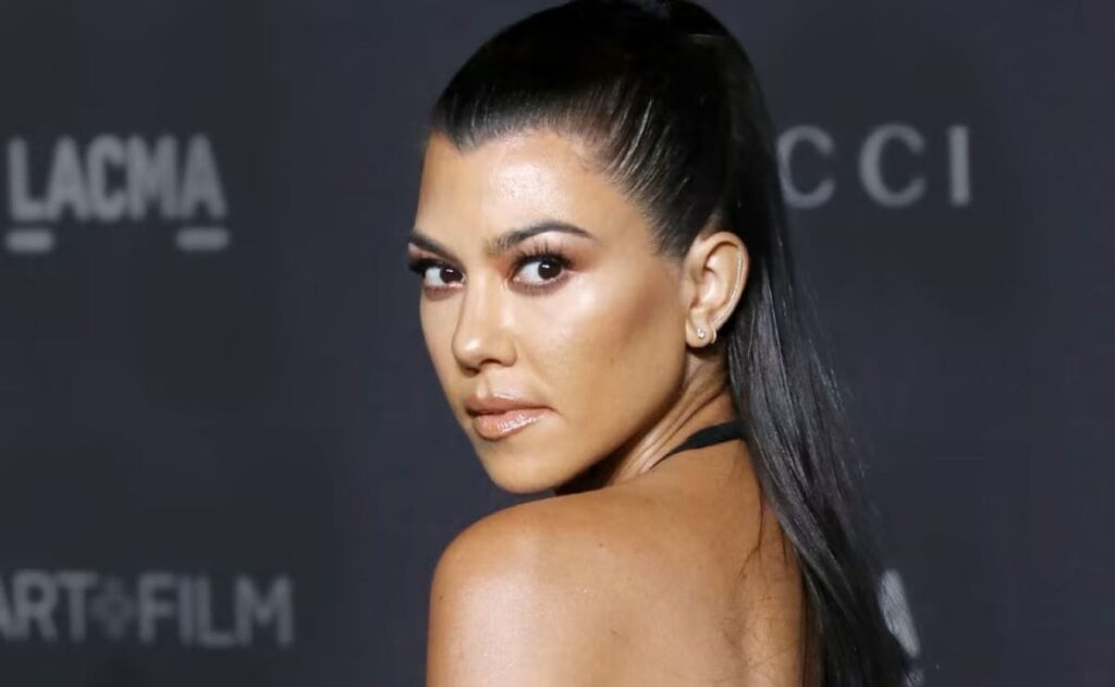 Ejercicio físico de Kourtney Kardashian para glúteos y piernas