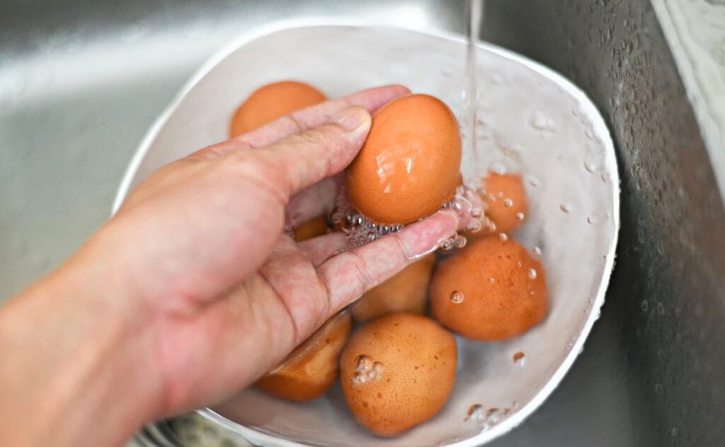 Esta es la razón por la que nunca debes lavar los huevos en agua antes de cocinarlos