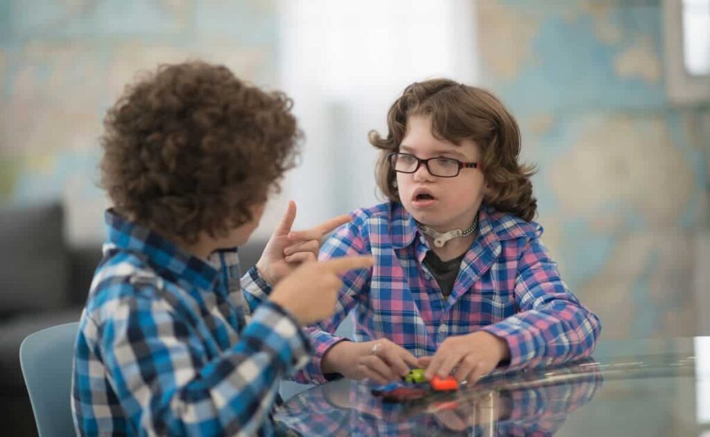 Niños en una clase comunicándose en Lengua de Signos