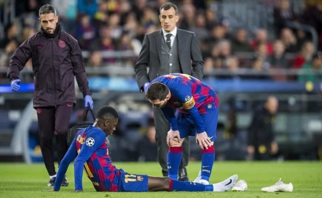 Dembelé, jugador del FC Barcelona, siendo atendido por los médicos del club