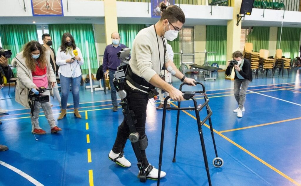 Pacientes con lesión medular de Parapléjicos probarán un robot híbrido que les ayudará a mejorar su movilidad