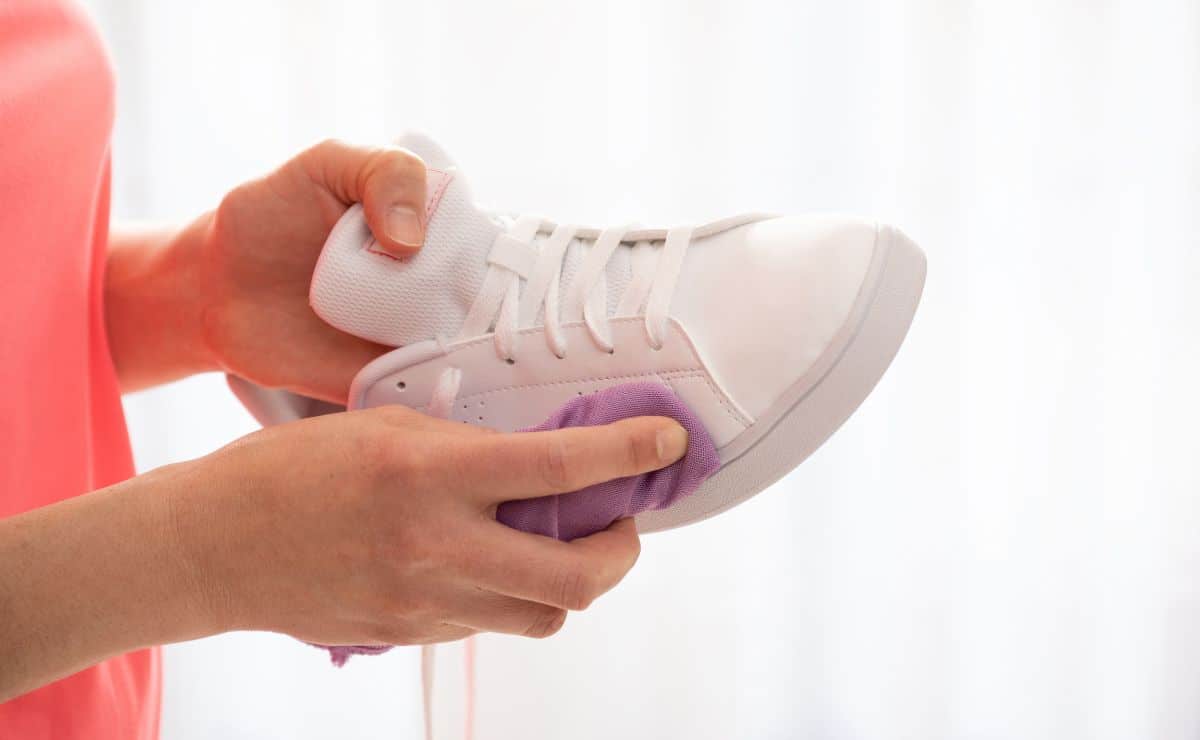 Cómo lavar zapatillas blancas? 5 remedios caseros para que queden como  nuevas - Artículo de Ecco
