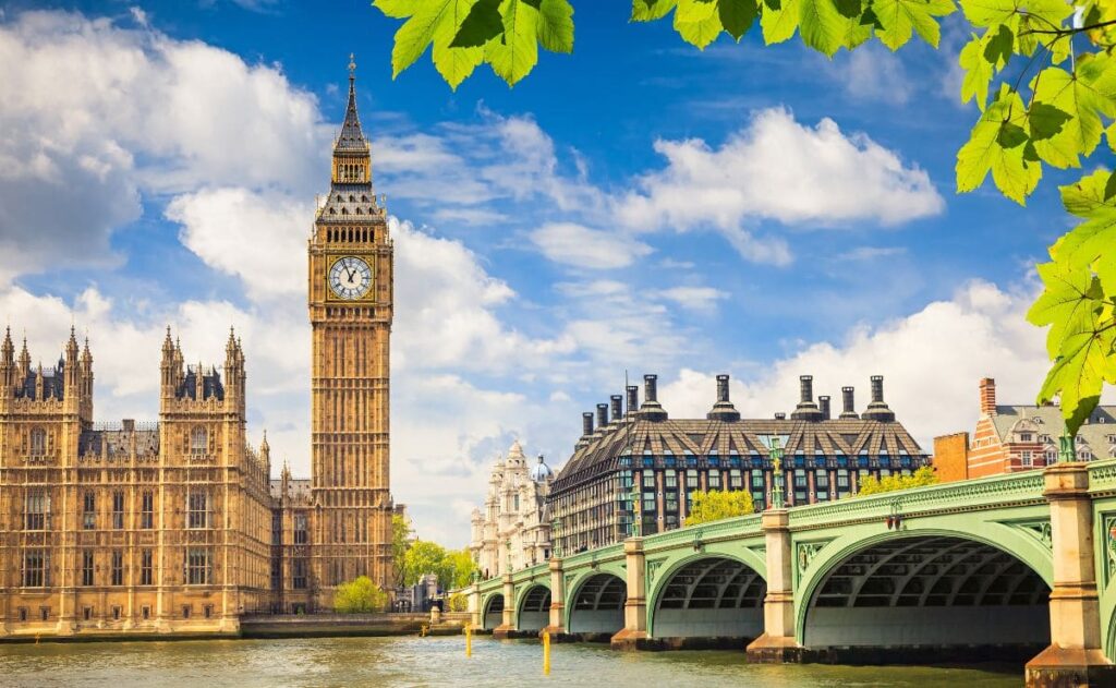 Big Ben junto al río Támesis, en Londres