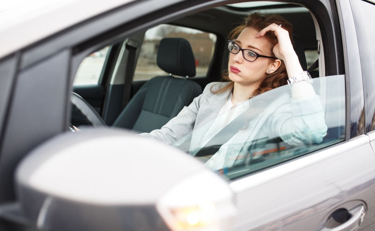 Mujer esperando en una retenció de tráfico