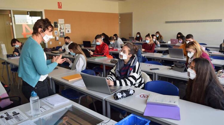 Mascarillas transparentes en busca de la inclusión en la Universidad