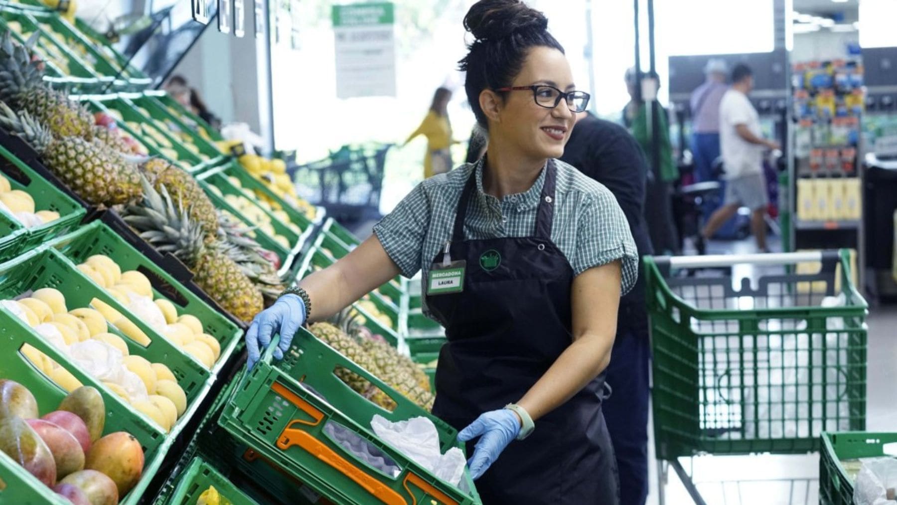 Mujer trabajando en Mercadona