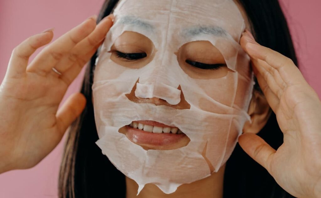 Mujer con mascarilla de AHAs sobre la piel