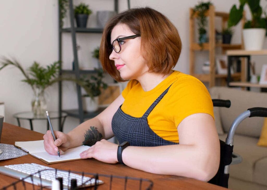 mujer discapacidad universidad