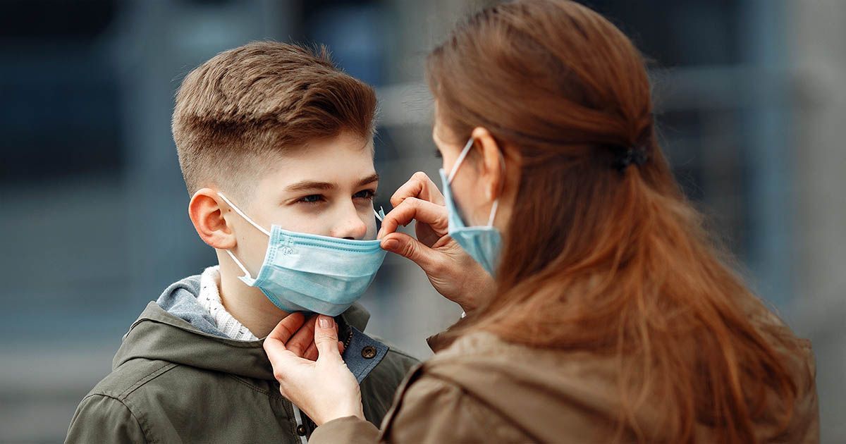 Madre e hijo con mascarilla por el coronavirus en la vuelta al cole