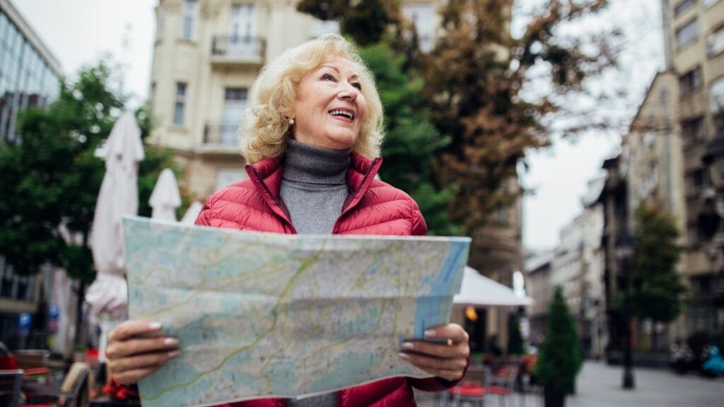 Mujer mayor viajando en uno de los viajes del IMSERSO