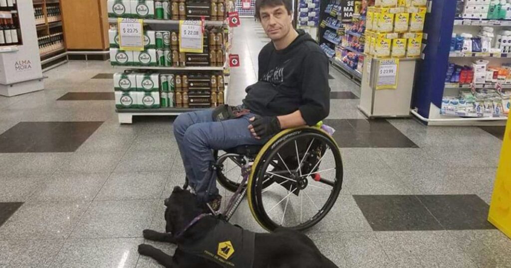 Nicolás Stupenengo junto a su perro guía