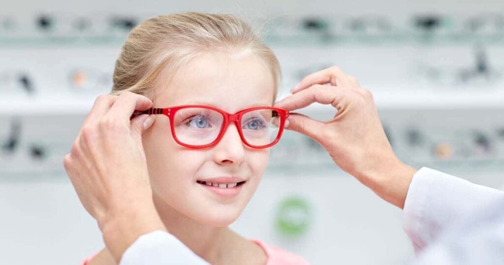 Niña con gafas