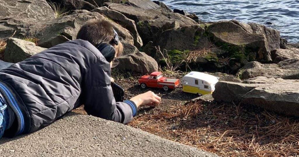 Anthony fotografiando sus coches