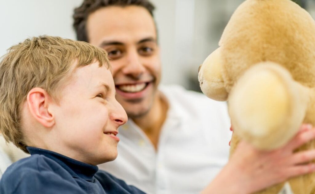 Niño con autismo juega con un peluche