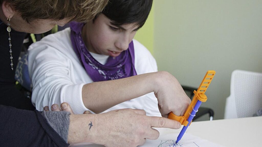 Niño con discapacidad utilizando Glifo