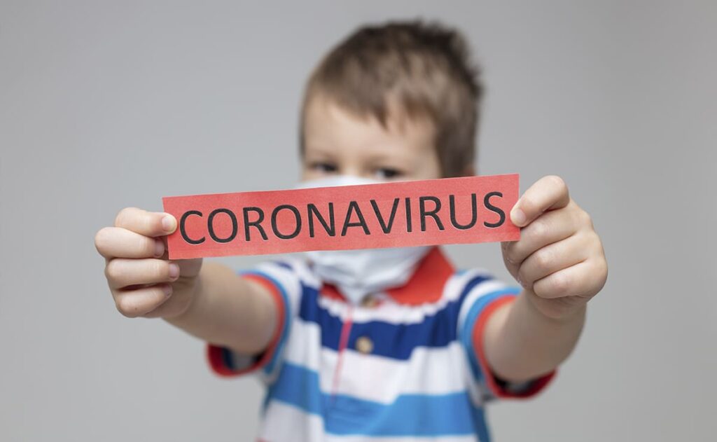 Niño con coronavirus