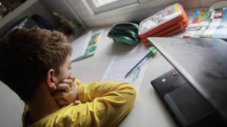 Alumno haciendo tarea durante la cuarentena