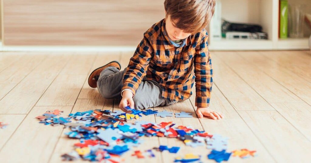 Niño jugando puzle