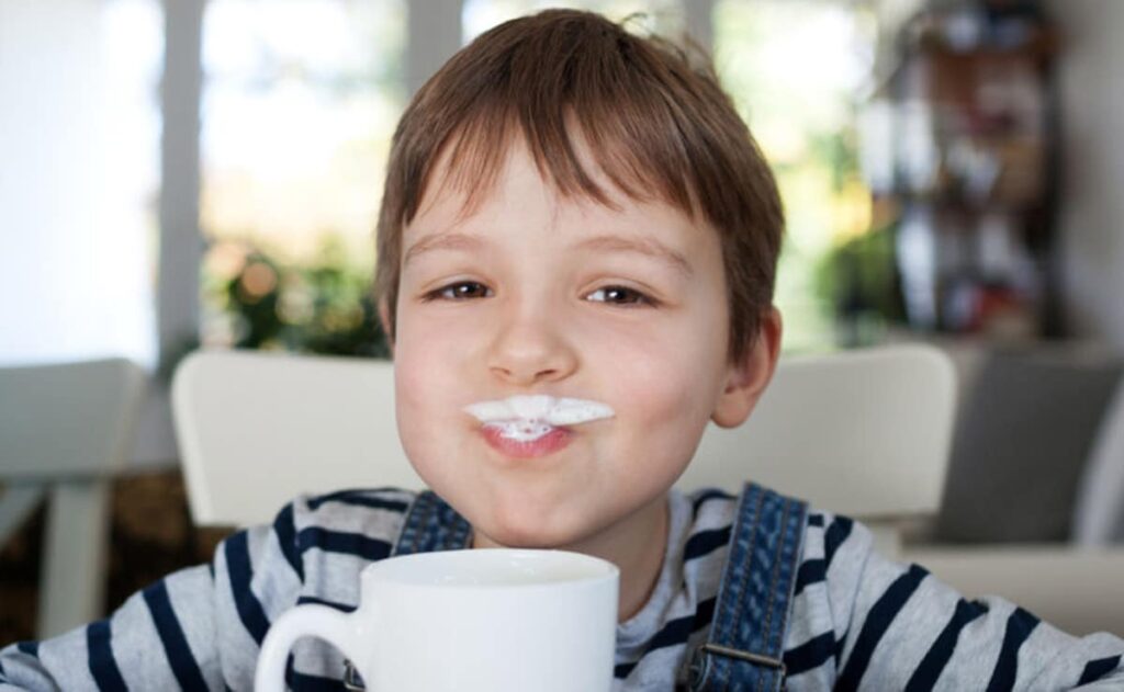 Niño bebiendo leche vitamina D