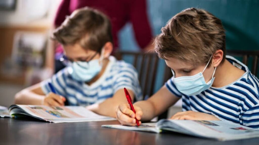 Niños mascarilla colegio