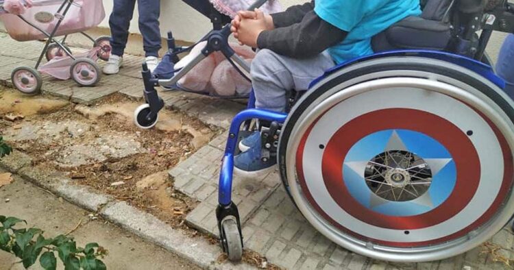 Un niño pequeño enseña los problemas de accesibilidad que se encuentra para ir a la Escuela