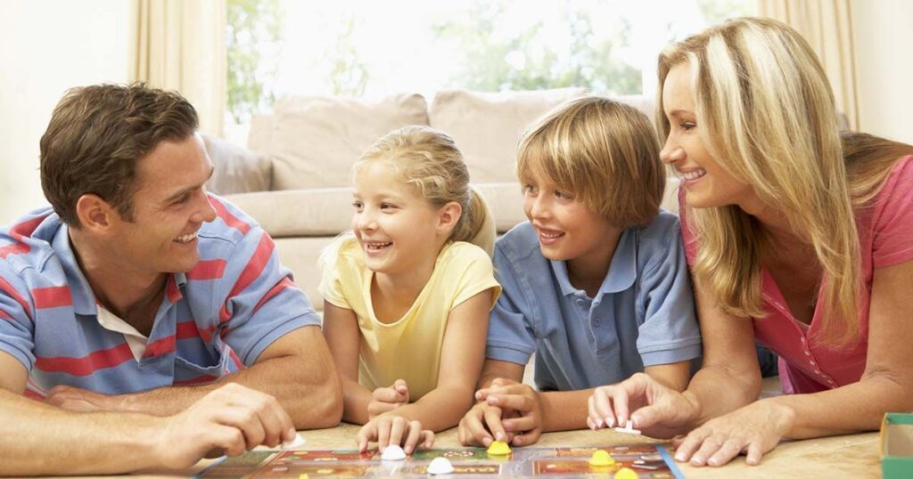 Niños jugando en casa