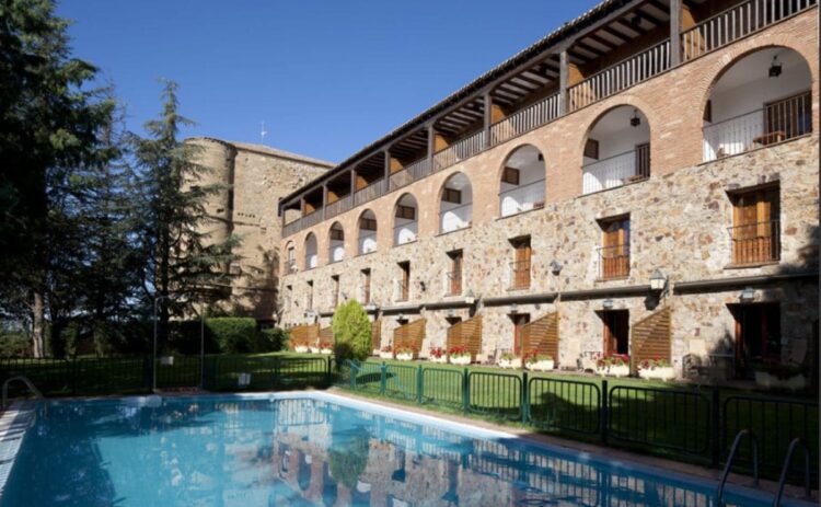 Piscina del Parador de Benavente en un castillo del siglo XVI