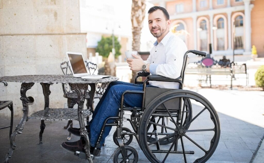 persona con discapacidad silla de ruedas restaurante