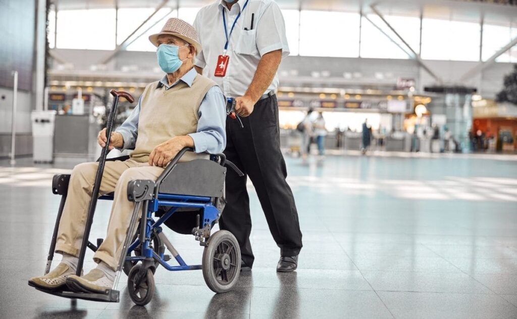 persona con movilidad reducida aeropuerto aena silla de ruedas