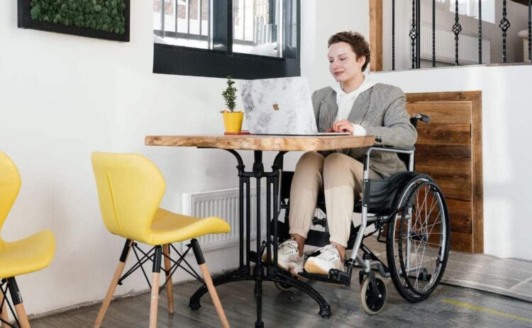 Persona con discapacidad busca información en la web del IMSERSO sobre las ayudas a la discapacidad