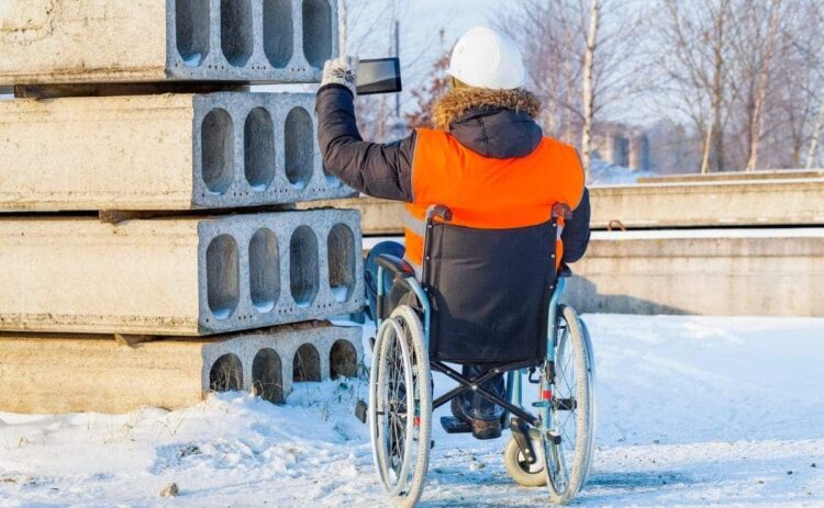 Persona en silla de ruedas en una obra que cumple los criterios de accesibilidad