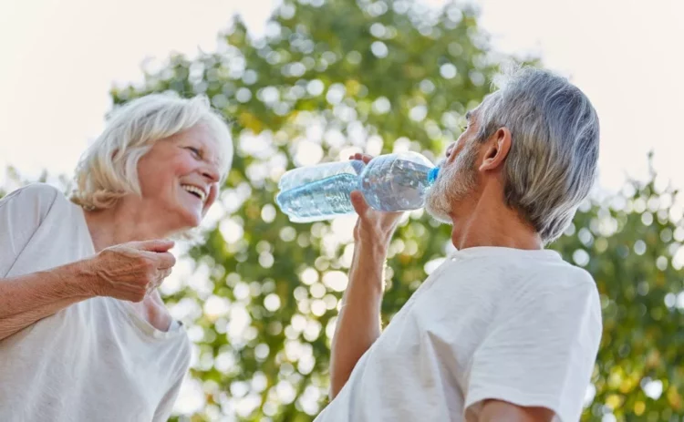 Beber agua es una de las claves para una correcta hidratación en verano para personas mayores