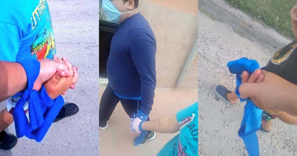 Personas con autismo paseando, con un lazo azul, durante el estado de alarma