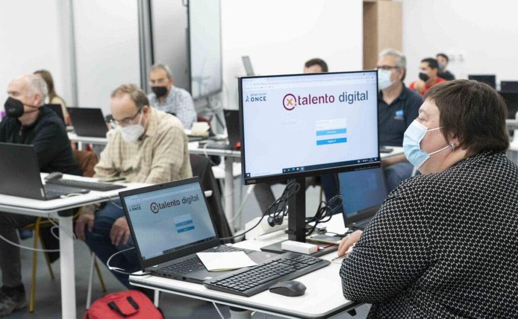 Más de 2.000 personas con discapacidad se han formado en el programa 'Por Talento Digital' de Fundación ONCE en el primer semestre del año