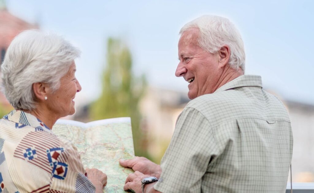 Personas mayores disfrutan juntos de un viaje del Programa Social de Turismo del IMSERSO