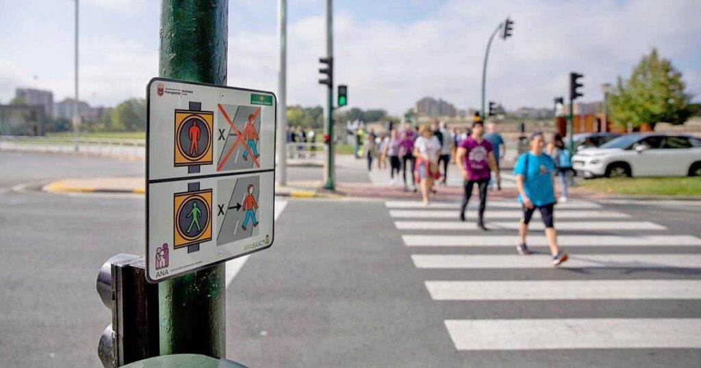 Pictogramas colocados en los semáforos de Pamplona