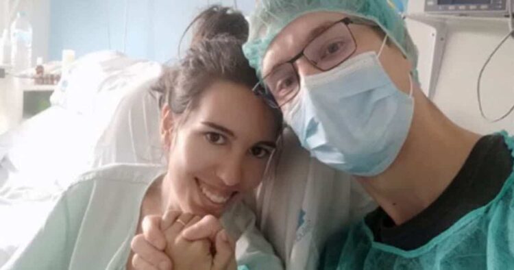 Pilar, paciente con leucemia, y Thomas, su marido