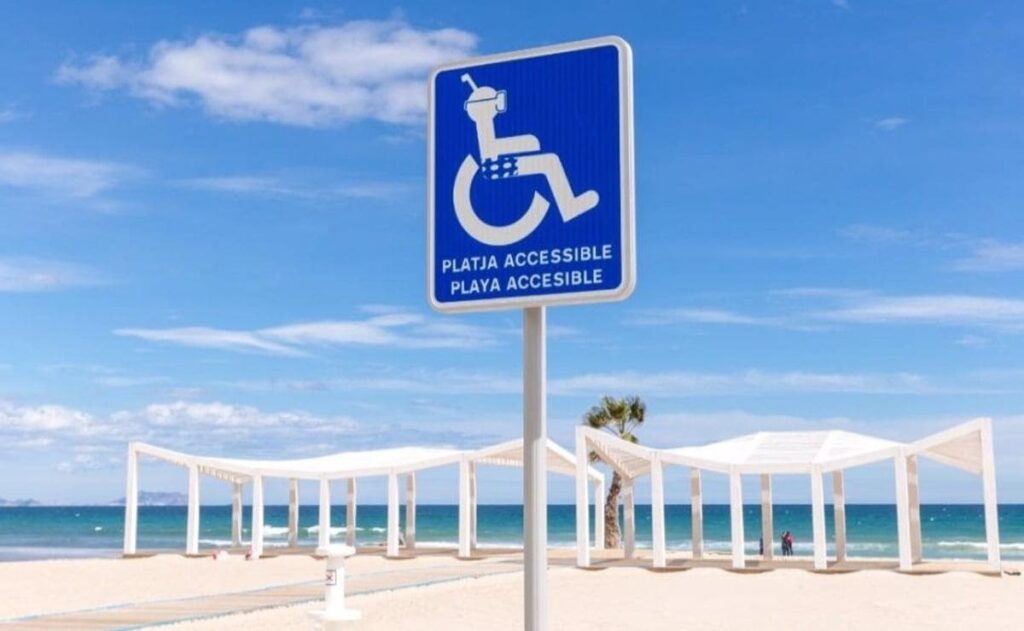 Arranca el servicio de baño adaptado en las playas de Valencia