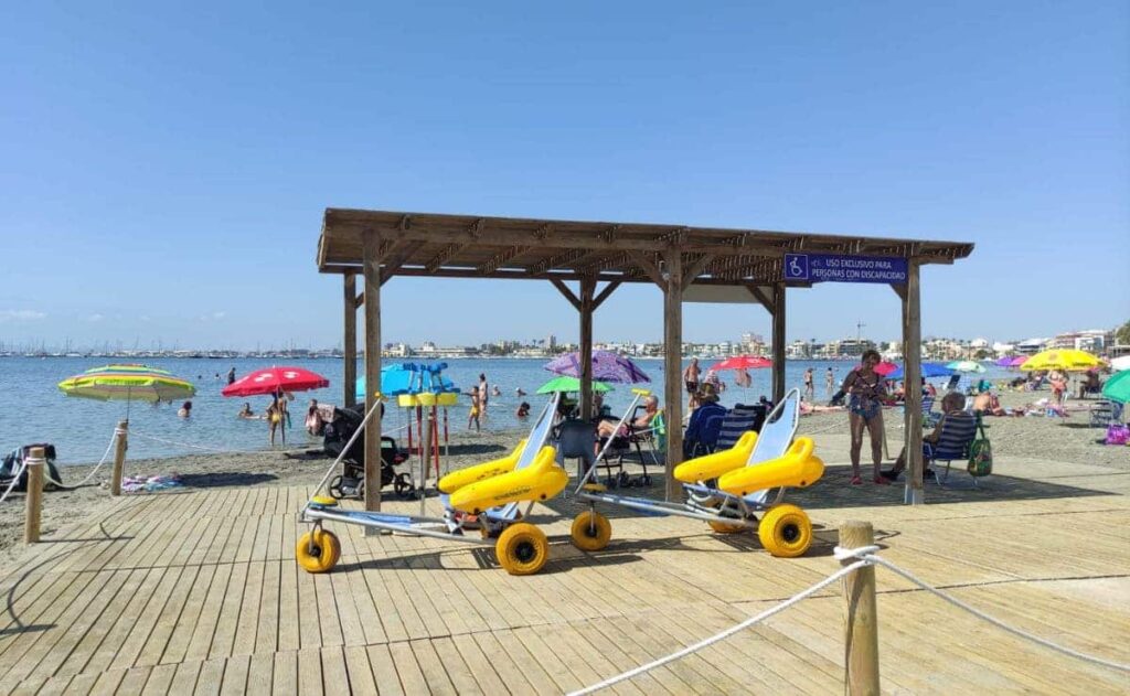 Punto accesible de una playa de Tenerife con sillas anfibias