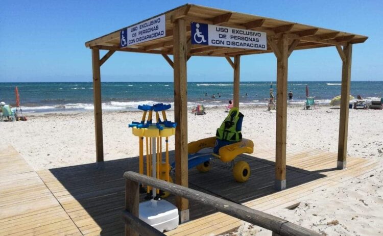 Zona de sombra instalada en una playa para personas con discapacidad