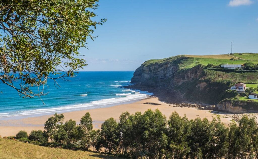 Vistas de una playa situada en Cantabria