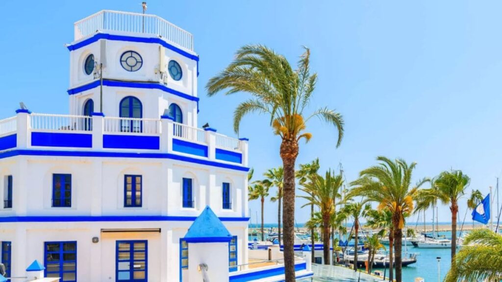 Estepona, uno de los destinos que oferta el Programa de Turismo de PREDIF, muy parecido al del IMSERSO