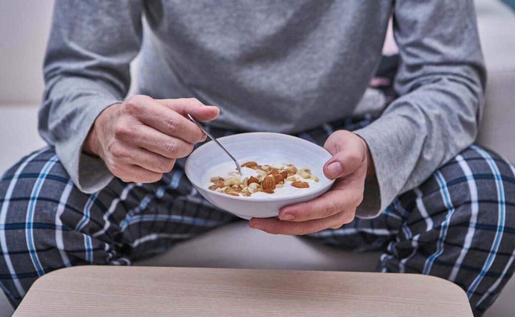 Una persona tomando proteínas antes de dormir triglicéridos