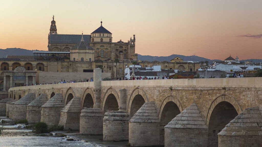 Turismo en Andalucía: Puente Romano y Mezquita Catedral en Córdoba