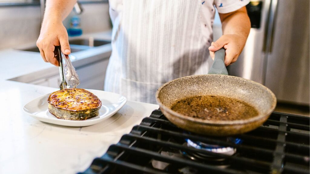 Hombre cocinando en una sartén